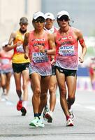 　男子３５キロ競歩で首位争いをする勝木隼人（左）と川野将虎（右）