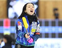 　フォルティウス戦、ショットを決め喜ぶロコ・ソラーレの藤沢五月（撮影・吉澤敬太）