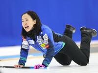 　フォルティウス戦、険しい表情で指示を出すロコ・ソラーレの藤沢五月（撮影・吉澤敬太）