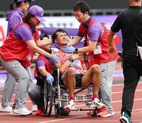 　男子３５キロ競歩でゴール後、車椅子に乗せられる川野将虎