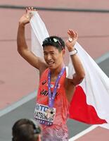 　男子３５キロ競歩で銅メダルを獲得し笑顔を見せる勝木隼人