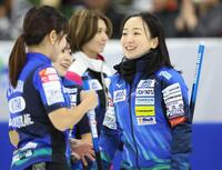 　最終投後にコンシードし、清清しい表情で吉田知那美（左）ら仲間の元へ向かうロコ・ソラーレの藤沢五月。中央奥はフォルティウス・吉村紗也香（撮影・吉澤敬太）