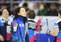 　最終投を終え、喜ぶフォルティウスを横目に仲間の元へと向かうロコ・ソラーレの藤沢五月（撮影・吉澤敬太）