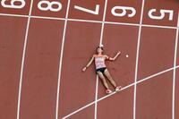 　ゴール後、倒れ込む川野将虎