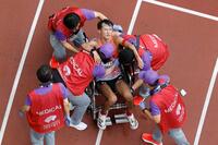 　ゴール後に倒れ込み、車いすで運ばれる川野将虎