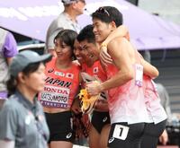 　混合１６００メートルリレーを終え記念撮影する（左から）松本奈菜子、井戸アビゲイル風果、吉津拓歩、今泉堅貴（撮影・石井剣太郎）