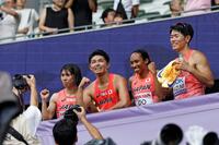 　混合１６００メートルリレーで決勝進出を決め、喜ぶ（左から）松本奈菜子、吉津拓歩、井戸アビゲイル風果、今泉堅貴