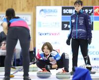 　ＳＣ軽井沢クラブ・上野美優（右）の前で指示を出すフォルティウス・吉村紗也香（中央）＝撮影・吉澤敬太