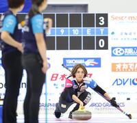 　ＳＣ軽井沢クラブ戦、ストーンを投じるフォルティウス・吉村紗也香（撮影・吉澤敬太）