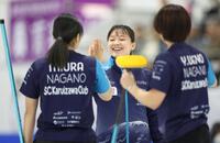 　フォルティウス戦、ショットを決め笑顔のＳＣ軽井沢クラブ・上野美優（中央）＝撮影・吉澤敬太