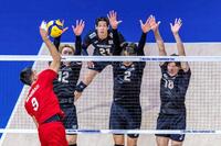 　トルコのスパイクのブロックに跳ぶ高橋（左）、小野寺（中央）、西山（右）　©Ｖｏｌｌｅｙｂａｌｌ　Ｗｏｒｌｄ