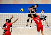 　１次リーグのトルコ戦でスパイクを放つ石川（ロイター＝共同）