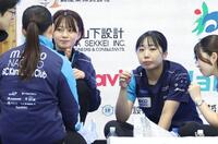 　もぐもぐタイムでブドウを“ダブルテーク”する上野結生（左から２人目）らＳＣ軽井沢クラブ（撮影・吉澤敬太）