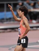 　男子３０００メートル障害予選を突破し歓声に応える三浦龍司（撮影・石井剣太郎）