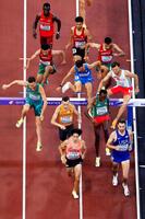 　男子３０００メートル障害予選で力走する三浦龍司（手前左）