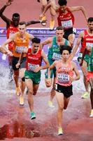 　男子３０００メートル障害予選で力走する三浦龍司（手前）