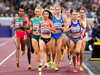 　女子１５００メートル予選で力走する田中希実（左から４人目）