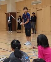 　小学生らに指導する奥原希望