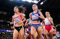 　女子１５００メートル予選で力走する田中希実（左）