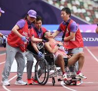 　ゴール後、車いすで運ばれる川野将虎（撮影・石井剣太郎）