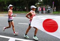 　男子３５キロ競歩で首位争いをする勝木隼人（右）と川野将虎
