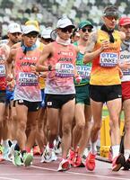 　男子３５キロ競歩で、スタートする川野将虎（中央）、勝木隼人（左）