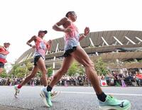 　国立競技場を背にレースする（右から）勝木隼人、川野将虎