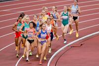 　女子１５００メートル予選で力走する田中希実（手前左）