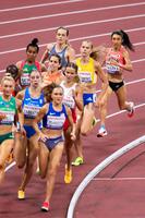 　女子１５００メートル予選で力走する田中希実（右端）