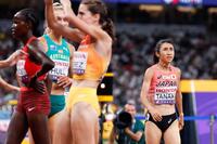 　女子１５００メートル予選を終えた田中希実（右）