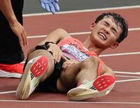 　男子３５キロ競歩でゴールし倒れ込む川野将虎