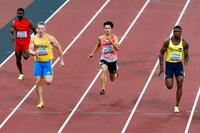 　男子１００メートル予選で力走する守祐陽（右から２人目）