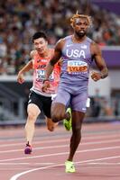 　男子１００メートル予選でゴールする桐生祥秀。右はノア・ライルズ