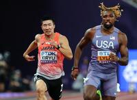 　男子１００メートル予選で力走する桐生祥秀。右はノア・ライルズ