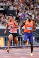 　男子１００メートル予選で力走するサニブラウン・ハキーム（左）