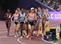 　女子１００００メートルに臨む広中璃梨佳（中央）＝撮影・石井剣太郎