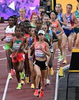 　女子１００００メートルでレースを引っ張る広中璃梨佳