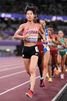 　女子１万メートルで力走する広中璃梨佳（手前）