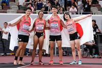 　混合１６００メートルリレー決勝を終え、日の丸を掲げる（左から）吉津拓歩、井戸アビゲイル風果、今泉堅貴、松本奈菜子