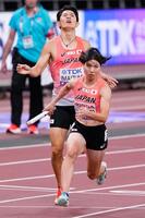 　混合１６００メートルリレー決勝で第３走者の今泉堅貴（奥）からバトンを受け力走するアンカーの松本奈菜子
