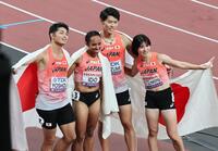 　混合１６００メートルリレーを終え記念写真に納まる（左から）吉津拓歩、井戸アビゲイル風果、泉谷駿介、松本奈菜子