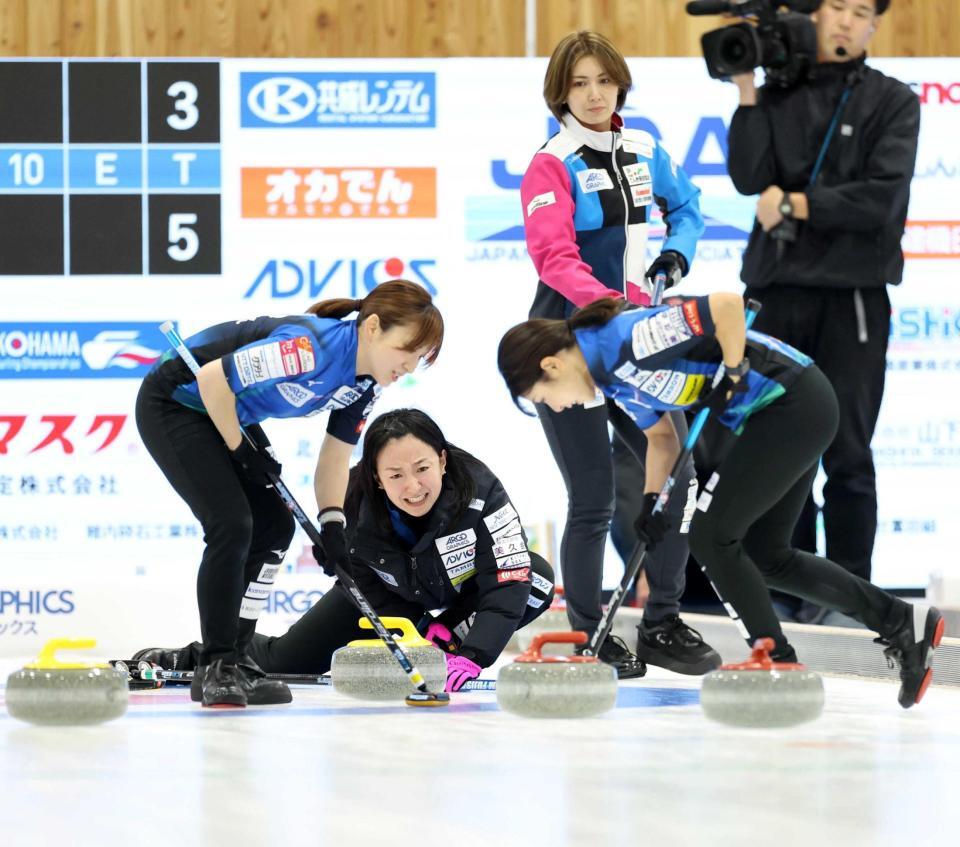 　フォルティウス・吉村（右奥）の前で必死に指示を出すロコ・ソラーレの藤沢。手前左は鈴木、同右は吉田夕（撮影・吉澤敬太）