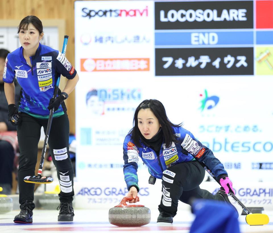 　フォルティウス戦、ストーンを投じるロコ・ソラーレの藤沢五月。左は吉田夕梨花（撮影・吉澤敬太）