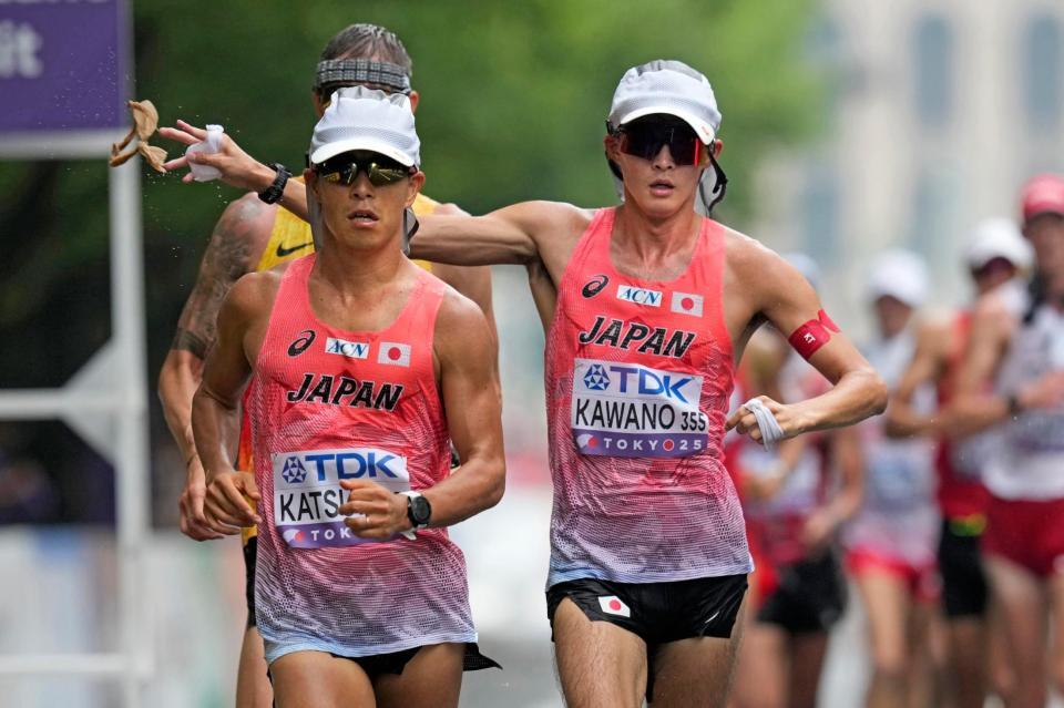 　懸命に歩く勝木隼人（左）と川野将虎