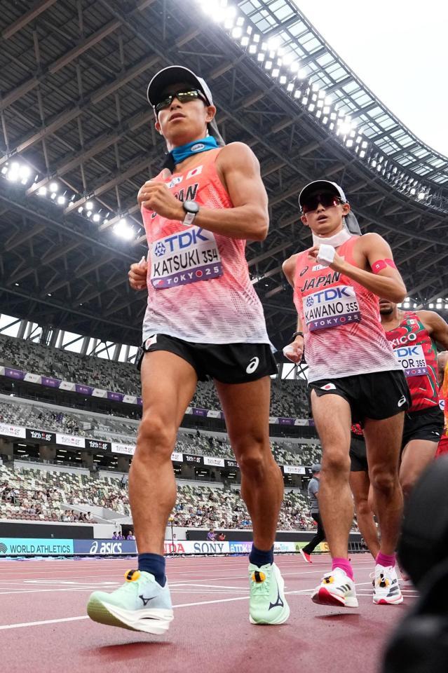　懸命に歩く勝木隼人（左）と川野将虎