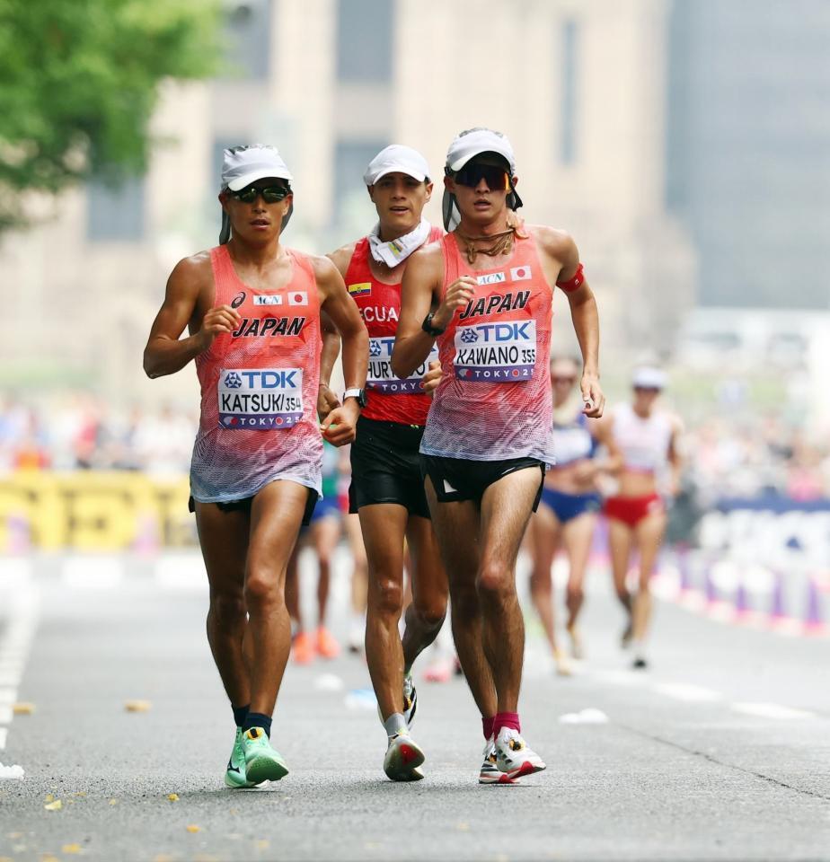 　男子３５キロ競歩でレースする勝木隼人（左）と川野将虎