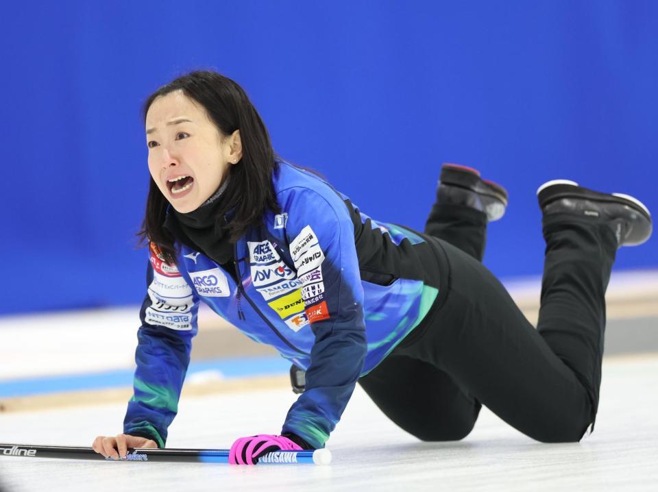 　フォルティウス戦、険しい表情で指示を出すロコ・ソラーレの藤沢五月（撮影・吉澤敬太）