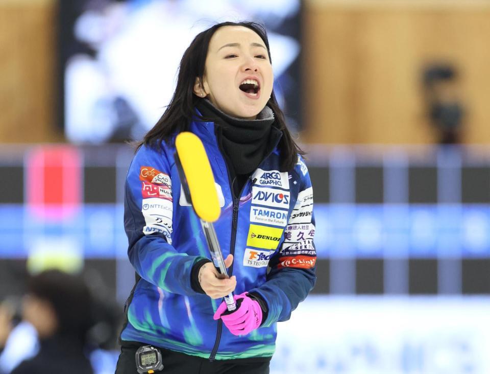 　フォルティウス戦、ショットを決め喜ぶロコ・ソラーレの藤沢五月（撮影・吉澤敬太）