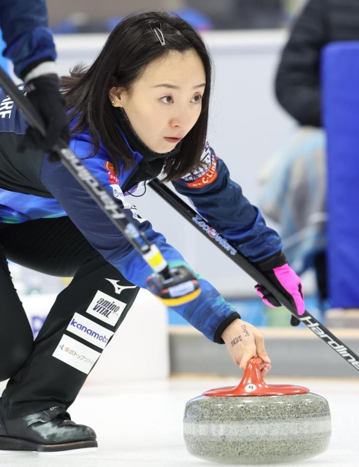 　「ｓｍｉｌｅ」と記した右手でストーンを投じるロコ・ソラーレの藤沢五月（撮影・吉澤敬太）