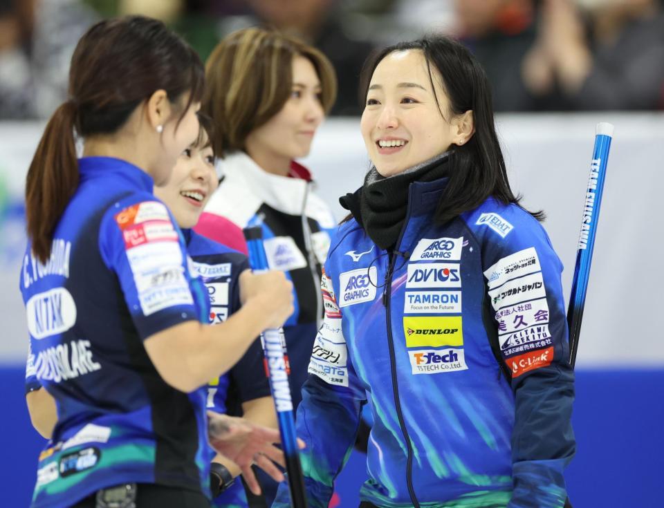 　最終投後にコンシードし、清清しい表情で吉田知那美（左）ら仲間の元へ向かうロコ・ソラーレの藤沢五月。中央奥はフォルティウス・吉村紗也香（撮影・吉澤敬太）